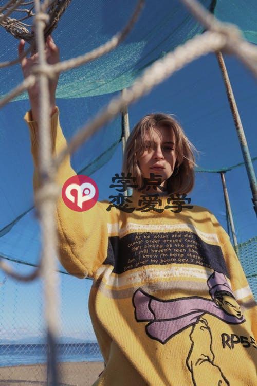 追女生的时候，女人这些闷骚表现，说明她比你还开心