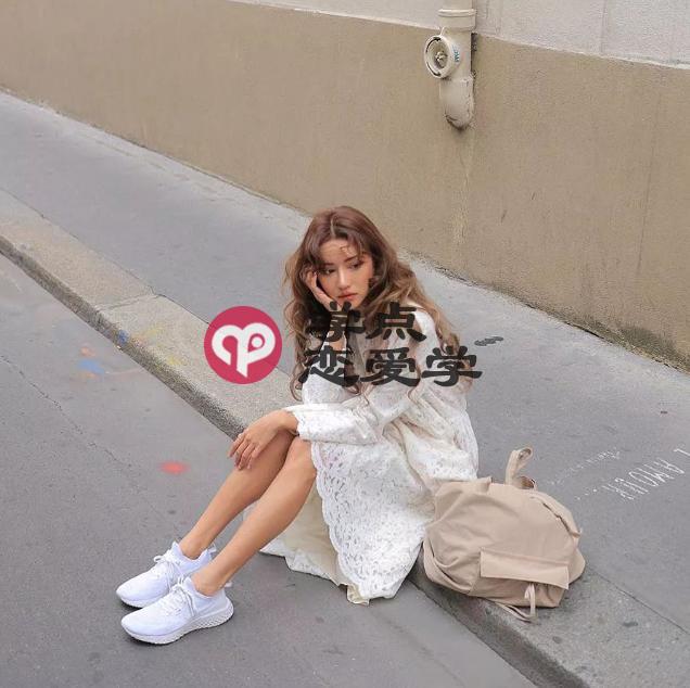 女生等着你撩的表现，这几个小动作说明她已深陷其中