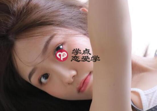 女生约会一直看手机还有必要聊么