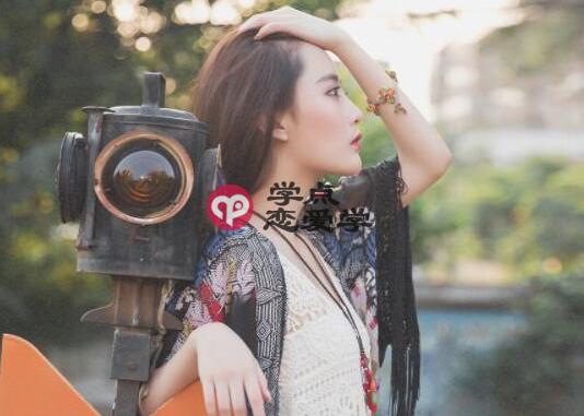 跟女生出去约会吃饭坐在旁边还是对面